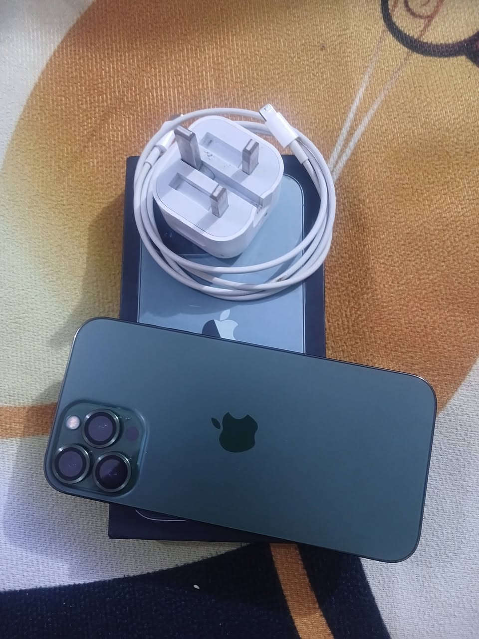 سلام عليكم ايفون 13برو امريكي ذاكرة 512بطارية ٩٤ جديد زلغ  مابي لون زيتوني مطابق وية الكارتون كامل لزكة اصلية سكيترات حافظة شاحنة اصلية سعر800 وبي مجال قليل ***********
