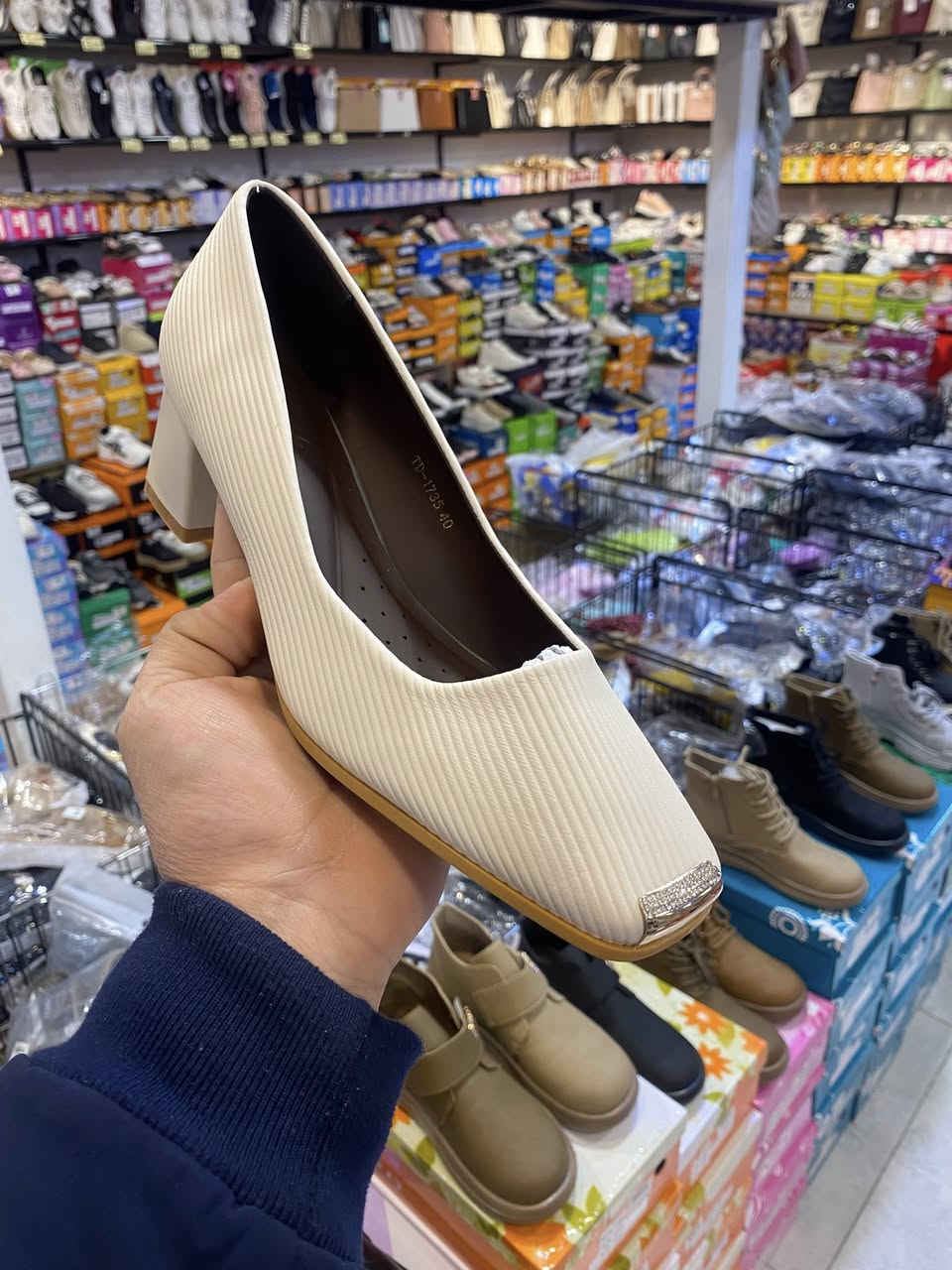 جديد حذاء نسائي 
كعب عريض ٣سم
اربع الوان كوالتي عالي 
درجة اولى 💯💯
قياسات/٤١/٤٠/٣٩/٣٨/٣٧

⭕ العنوان موصل حي المهندسين مول قوارير
      الطابق الثاني 

⭕يوجد توصيل داخل الموصل 

⭕هاتف ***********

⭕هاتف ***********
