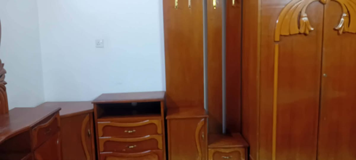 السلام عليكم
غرفه توم كامله نظافه 80٪ نفس ماواضح بالصوره الاستفسار ***********
