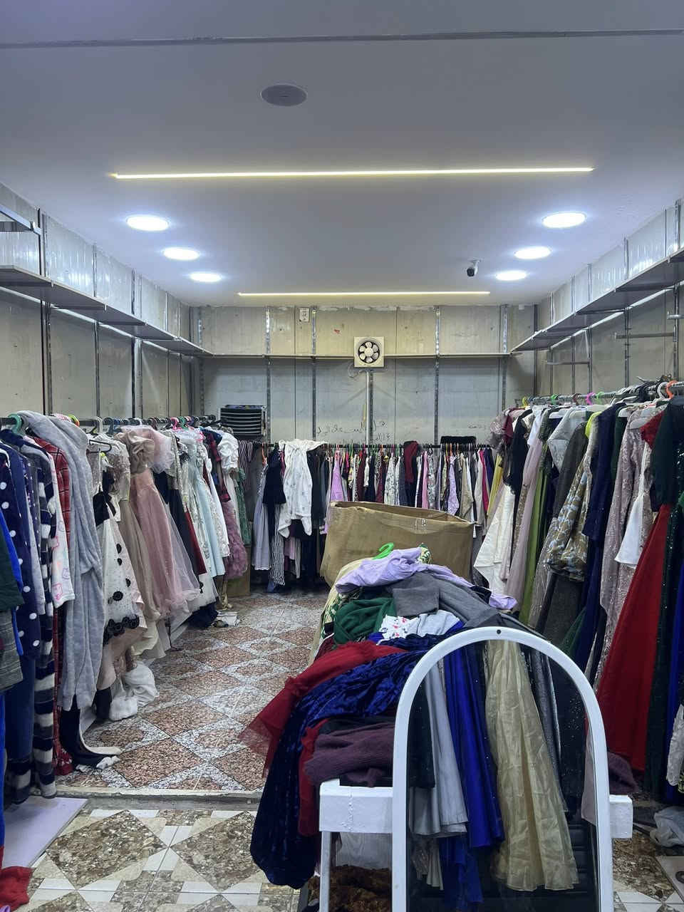 السلام عليكم مجمع للايجار كامل هوه ورفوفه وميوزته وكهرباء كامل مكمل بس جيب غراضك وفتح مجمع معروف اسمه مجمع جدو القديم مقابل المجمع الطبي للاستفسار ‭٠٧٨٢ ١٢٠ ٩٤٤٢‬
