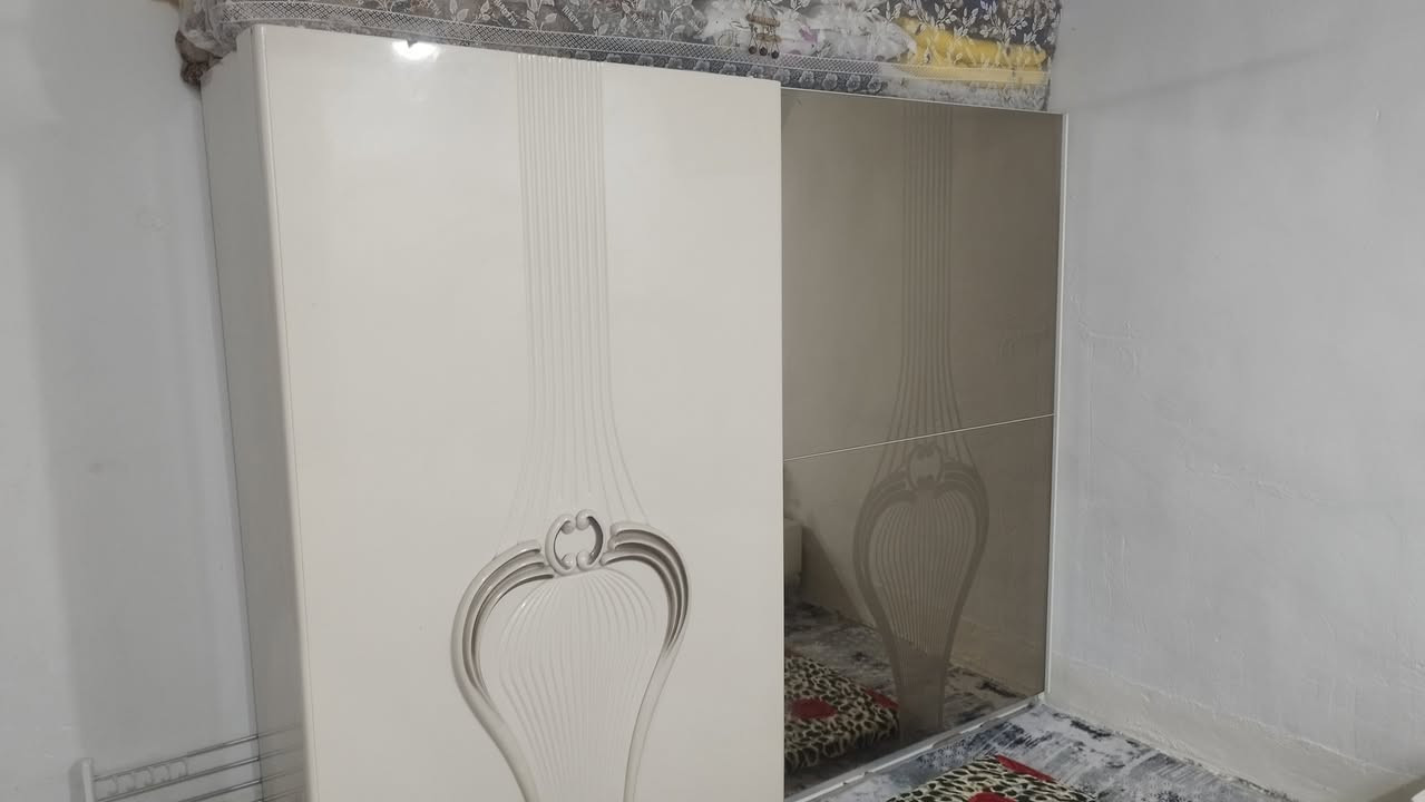 سلام عليكم غرفت نوم حيل نضيف قليل مستخدم القنصور سلايت شي مرتب ونضيف السعر600وبي مجال التواصل عل وتساب أو عل خاص***********
