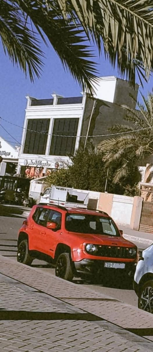 السلام عليكم للبيع   2018 رقم بغداد باسمي
السعر 127 بيها مجال للجناي jeep renegade 

جيب رينگد فئة ( ALTITUDE ) بلاك واكثر ارتفاع من بقية الفئات
 اللون برتقالي نظيف بدون شخوط

حادث سطحي من امريكا باب السايق والخلف فقط بدون دواخل بدون تبديل بچم كبس وضع الشركة مملعوب بيه 
محرك وگير وتبريد بلادي وضع الشركة ايضا نظيفة السيارة كلش واني مالك ثاني الها معتني بيها كلش باتري جديد مع كرت ضمان سنة دهن اكسادو 
ماشية 92 الف كيلو يعني 58 ميل
مواصفات الجيب المعروفة :
دفع رباعي 4×4 اربع وضعيات قيادة بالاضافة الى قفل اكسل - محرك 2400 نظيف جدا وبلادي بانزين عادي ومحسن ماشاء الله 
گير 9 نمر 
اوتو لايت ومتكييف مع الستيرن 
بصمة وبصمة ابواب ودخول بدون لمس (ذكي)
شاشة تحكم بكل الاعدادات والتكييف 
تكييف مناخ منفصل 
شاشة امامية لعرض معلومات المحرك والكير والبطارية 
وبعد مواصفات اكو 
صورة الضرر مرفقة بالمنشور وعندي سونار المندلاوي 
مكاني بغداد *********** متوفر واتس اب
