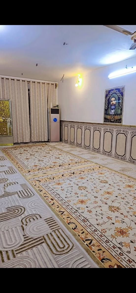 بيت مساحه 330متر على الشارع العام  
مكان الدار حي طارق القديم  بعد الصيطره الثانيه مجاور أفران الأصدقاء خدمات كامله  استقبال 9×4 
مطبخ بارد  5×5 +مطبخ حار 3 ×250
عدد الغرف 2 قياس الغرفه  7×4  الغرفه 2 قياس 6×4  صاله 7×5منور 7×2   اضافه عدد محلات عدد2 هياكل بعدهن ماكاملات  سعر 185
استفسار على الرقم *********** بغداد, العراق
