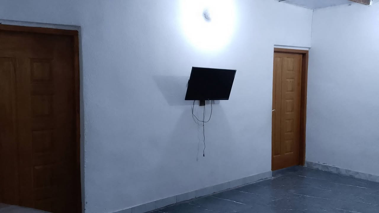 السلام عليكم بيت للبيع تجاوز المقلع قرب معمل الزيوت البيت متكون من غرفتين نوم وصاله ومطبخ سوا وحمام وترك وطرمه جبيره تكدرون تبنون بيها مطبخ بناء جديد 2025 الكاع بورسلين والسقف سندويش رايدي ب16وبي مجال خط وطني خط مولد وخط نت وكلشي متوفر بي للتواصل ***********
