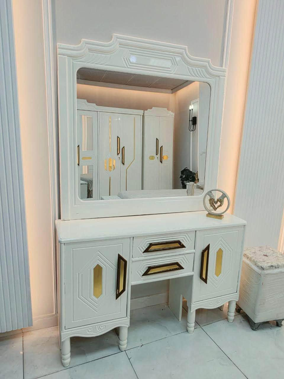 السلام عليكم غرفه نوم عراقي درجه 3 نجاره عراقيه 
تصميم تركي عدد القطع 9 غرفه عمليه مع الشد ونقل جميع المحافضات طول الكنتور مترتين و30 عرضه الكنتور 70س سعر 1250 مع الشد ونقل جميع المحافضات مجاني رقم ***********
