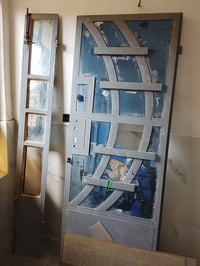 باب طلاقه وربع طول مترتين و7 صافي وعرض 110 صافي عوزهه بس كيلون وجرجوبه...