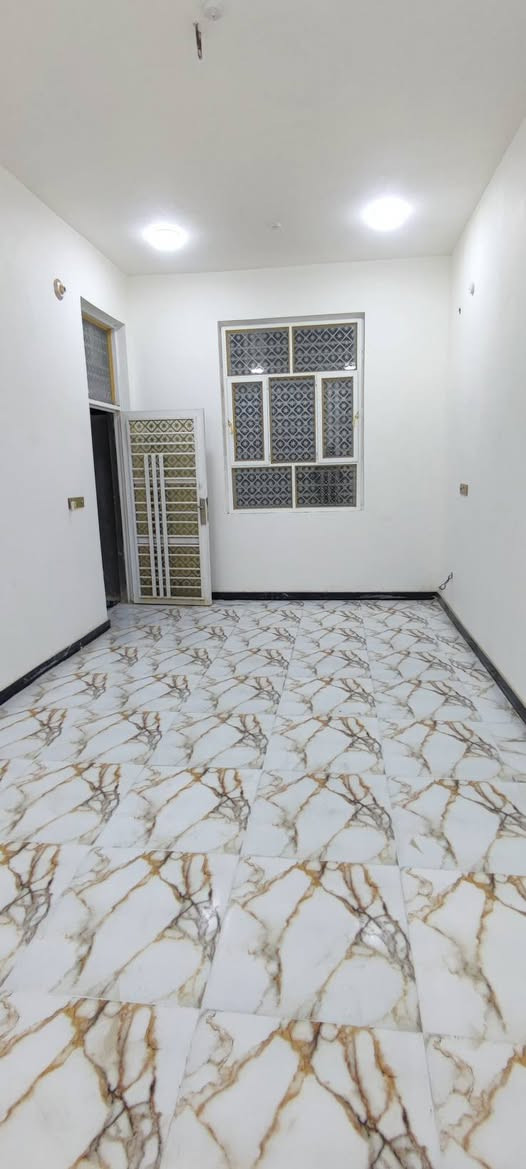 #السلام_عليكم
الاسكان الصناعي بل 3000
الدار للبيع طابو المساحه 100 متر 
البناء حديث طابقين الطابق الاول غرفه
وصاله وستقبال ومطبخ وصحيات الطابق
الثاني ثلاث غرف وصاله وصحيات للستفسار
اتفضل اتصال او وتساب ***********
