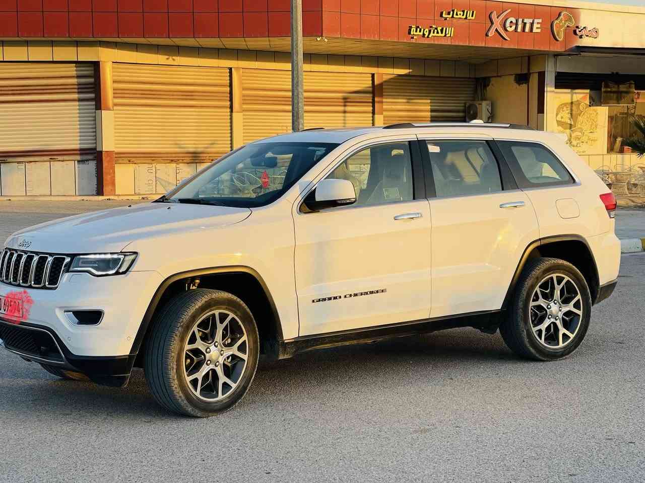 جيب كراند شيروكي لمتد بلاس2019
تلث شاشات
دفع رباعي
كار بلي
بانوراما
باقي مواصفات اللمتد بلاس معروفه
مكفوله كفاله عامه عدا كم رصعه فقط
رقم اربيل 
وكالة شركة هارلم. تريد وكاله تريد تحويل
ماشيه 90 الف كيلو متر
السعر 285 
تفاصيل الرقم ***********
