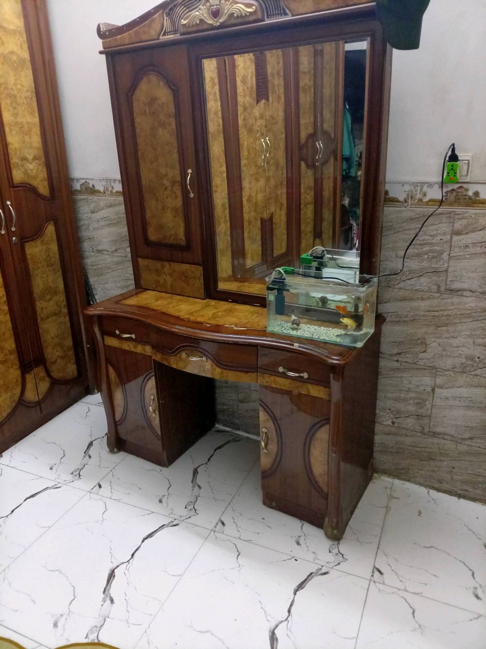 السلام عليكم 
غرفة نوم ماليزي 
سعرها 250 وبيها مجال للتفاوض مراسله واتساب ونتفاهم! 