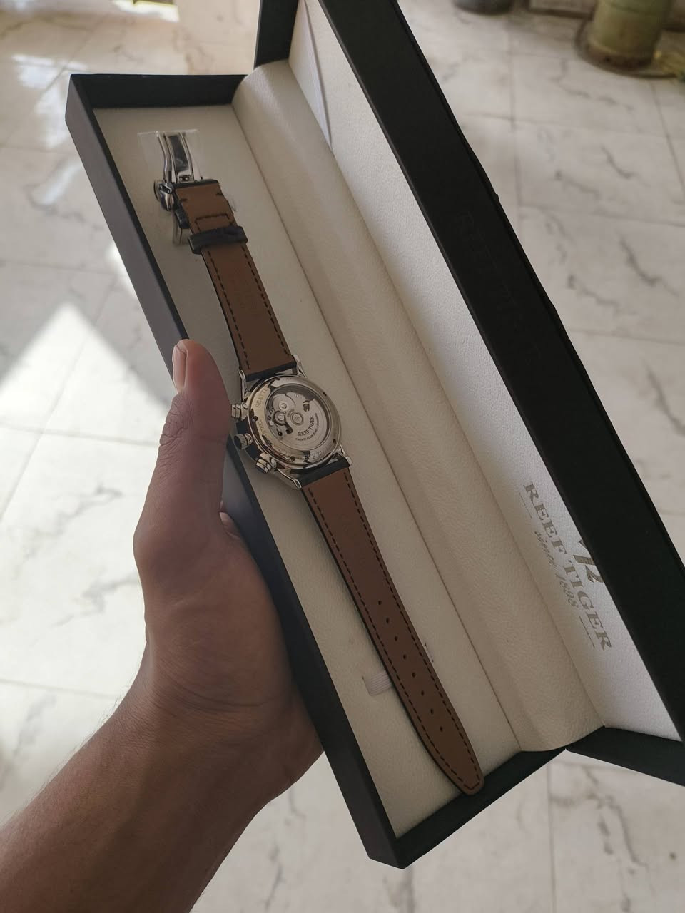 ساعه من ماركة ريف تايجر
اوتماتيك ضهر كشف سناتر شغاله مكينه تحفه 

نافذه يومي وسبوعي

كامل مرفقات دبل علبه وكاترون اضافي تجهيز فخم

ساعه عليها ضمان مني الك سنة في حال ساعة بيها اي خلل

اي ستفسار عن ساعة تفضل خاص وتحياتي 🌹


**إذا كنت صاحب هذا الإعلان وتريد حذفه لأي سبب، رجاءا أرسل رسالة إلى الدعم الفني**