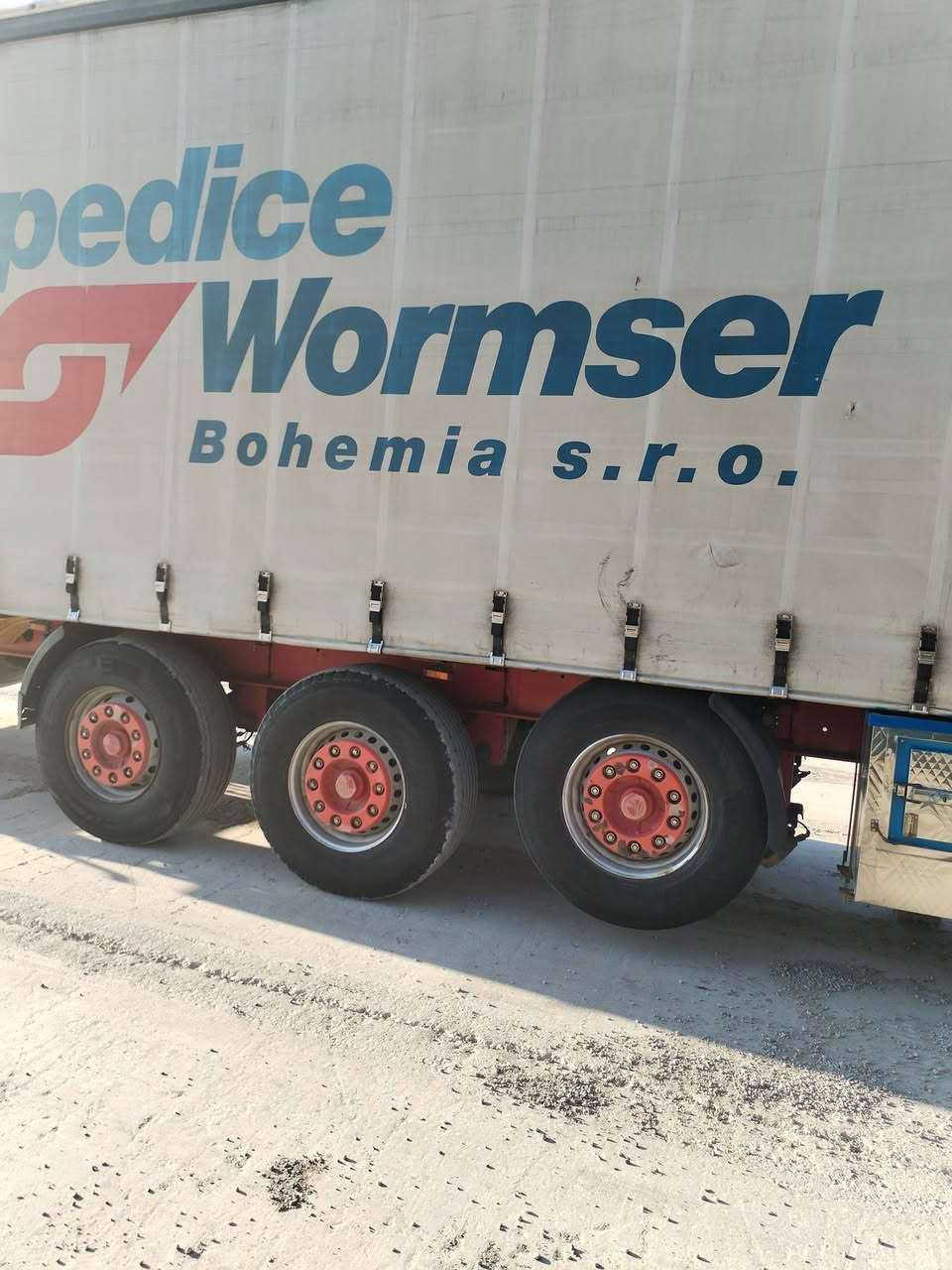 السلام عليكم سياره للبيع موديل ٢٠١٣ موصفات ريتادر حاكيه ونج قلاب بلادي رقم الهاتف ***********
