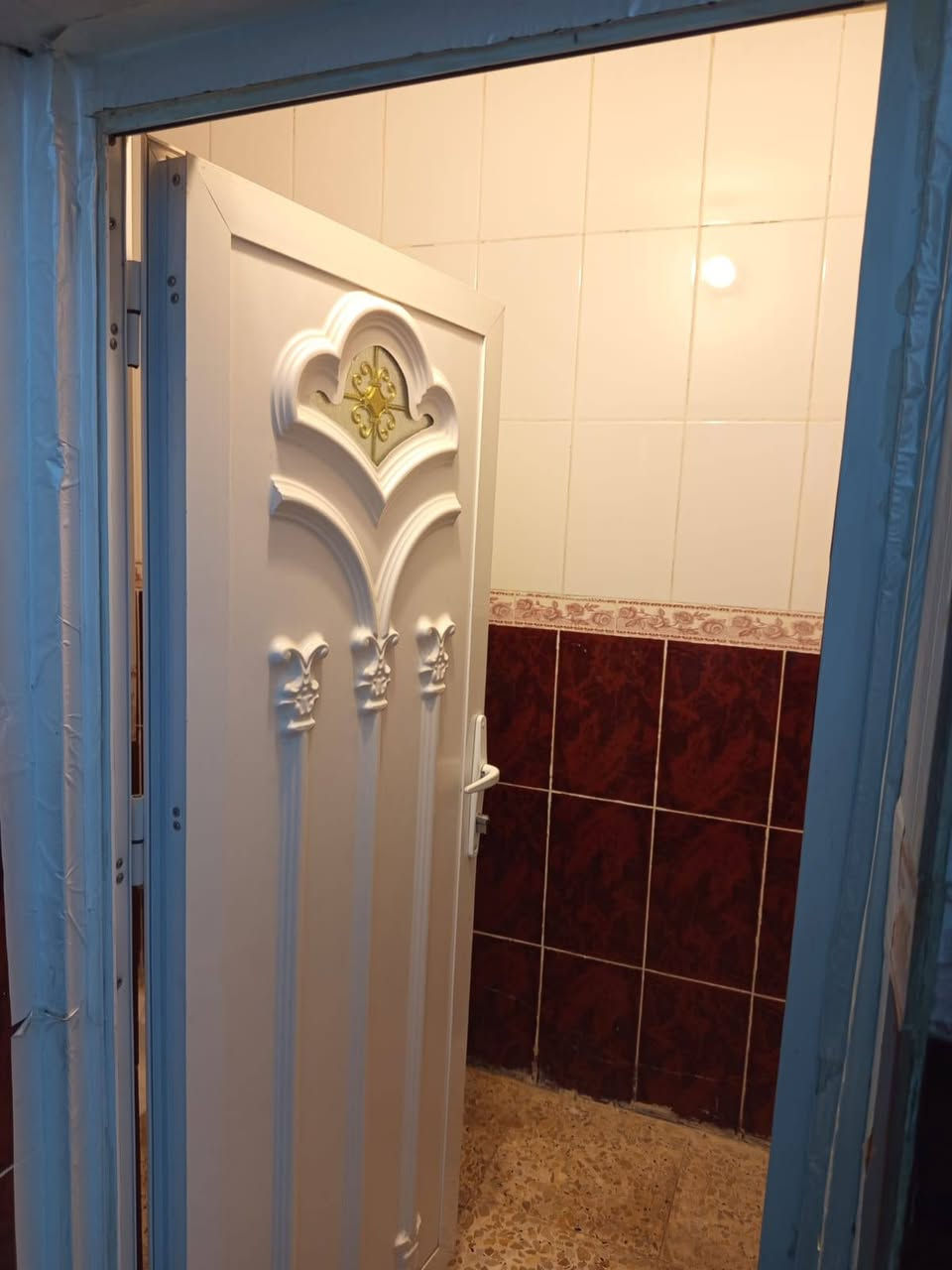 السلام عليكم ورحمة الله وبركاته
دار ملك زراعي سند ٢٥ 
المساحه ١٠٠طابقين يحتوي ع ٤ غرف نوم 
الطابق الاول صاله واستقبال وغرفة نوم والصحيات والطابق ثاني ٣غرف نوم وصاله وصحيات 
كميره قرب جامع ابوالزهراء شارع المركز فرع التكيه ١٣٠وبيه مجال مباشر ويا صاحب الدار ***********
