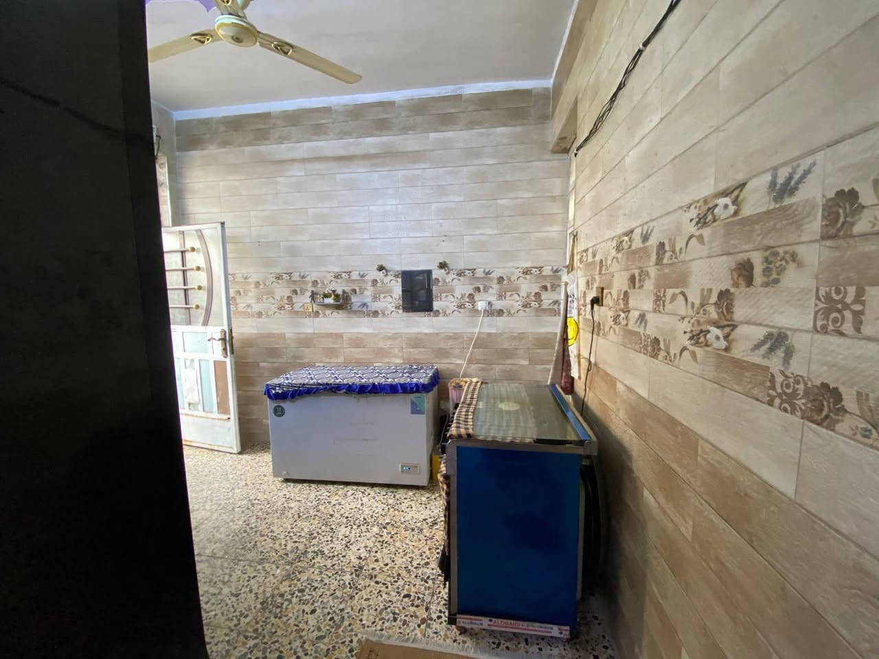 سلام عليكم بيت مساحة 150متر غرفتين واستقبال وحولي ومطبخ حار وبارد صحيات 2واحد داخلي  او ترك والقاط الثاني هيكل ***********
