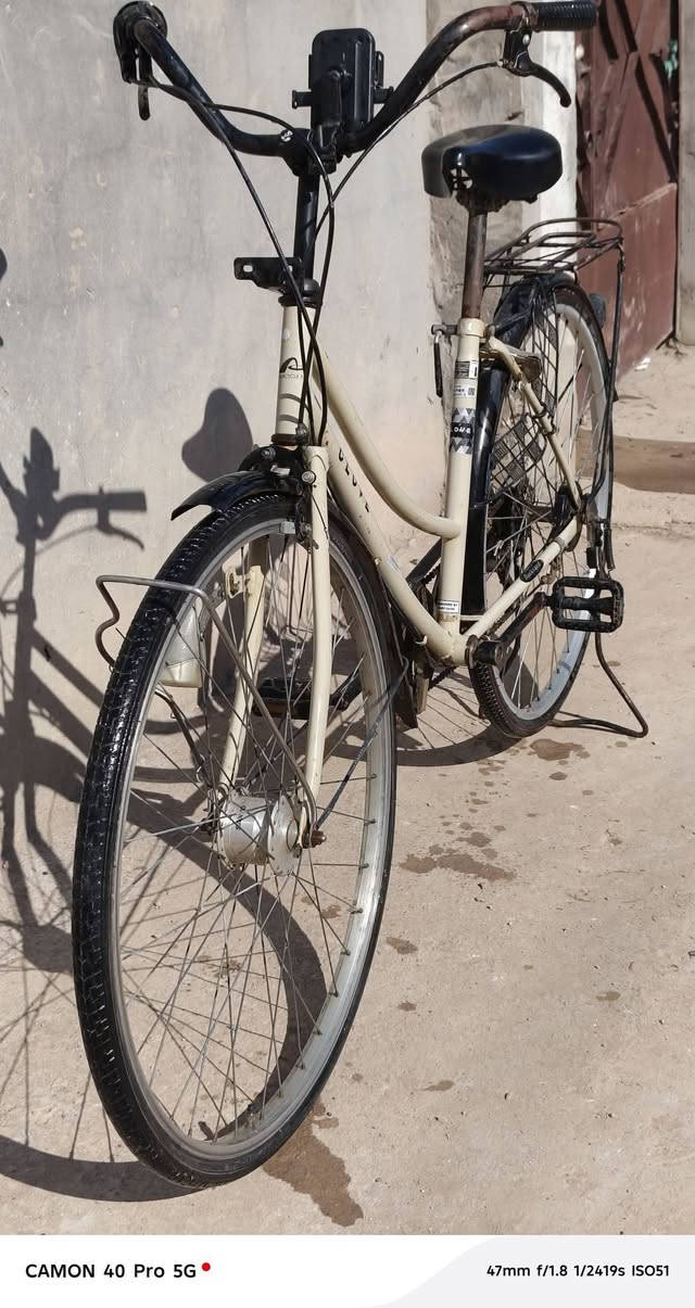 سلام عليكم  بيسكل للبيع نضيف كلشي ما عوزه مرتب كلش حجم 27 كدام عينك شوفه  سعره خاص  *********** متواجد واتساب ومتواجد ماسنجر
