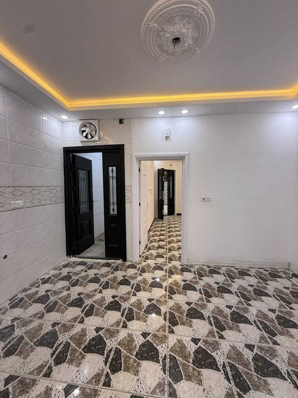 دار البيع تكريت حي التجنيد
مساحة ١٠٠ متر واجة ٥ نزال ٢٠ متر
البيت طابقين على حديقة 
٣ غرف نوم 
٣ مجموعات صحية
صالة واستقبال ومطبخ وكراج
السعر ١١٨ مليون وبي مجال
للاتصال ***********
مكتب يوسف للعقار
