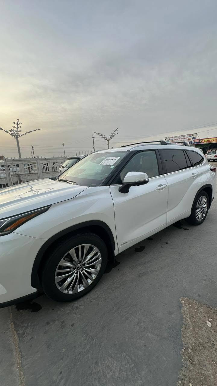 تويوتا هايلندر بلاتينيوم هايبرد 2025

رقم بغداد

الموديل: 2025
الفئة: Platinum Hybrid Full Option (أعلى فئة)
الممشى: 6,000 ميل
الوارد: أمريكي كلين
رقم الشاصي: 5TDEBRCH1SS673871

السيارة بحالة ممتازة وحادث خلفي بسيط فقط، جاهزة للتحويل مباشرة.

المواصفات:

- منظومة هايبرد (بنزين + كهرباء)
- محرك 2.5 لتر 4 سلندر
- دفع رباعي إلكتروني AWD
- صرفية وقود ممتازة واقتصادية
- 7 ركاب مع كراسي Captain في الصف الثاني
- شاشة معلومات وترفيه 12.3 إنج
- شاشة عدادات رقمية 12.3 إنج
- شاشة عرض على الزجاج HUD
- كاميرا 360 درجة
- مرآة داخلية رقمية Digital Rear View Mirror
- نظام صوت JBL فاخر
- Apple CarPlay و Android Auto لاسلكي
- شاحن لاسلكي للموبايل
- نظام ملاحة GPS
- دخول وتشغيل ذكي Smart Key
- تشغيل عن بعد
- مقاعد جلد فاخرة مثقبة
- مقاعد أمامية كهربائية متعددة الوضعيات
- تبريد وتدفئة للمقاعد الأمامية
- تدفئة مقاعد الصف الثاني
- ذاكرة لمقعد السائق
- مقود مدفأ
- فتحة سقف بانوراما
- ستائر جانبية للصف الثاني
- تكييف أوتوماتيك ثلاثي المناطق
- باب خلفي كهربائي مع فتح بدون استخدام اليد
- إنارة LED أمامية وخلفية
- مرايا كهربائية قابلة للطي مع التسخين
- جنوط ألمنيوم قياس 20 إنج
- زجاج عازل للضوضاء
- أنماط قيادة متعددة (Eco - Normal - Sport)
- نظام نزول المنحدرات
- نظام المساعدة على الانطلاق

الكثير من المواصفات الأخرى غير المذكورة كونها أعلى فئة Platinum Full Option.

للتواصل واتساب فقط:

***********
