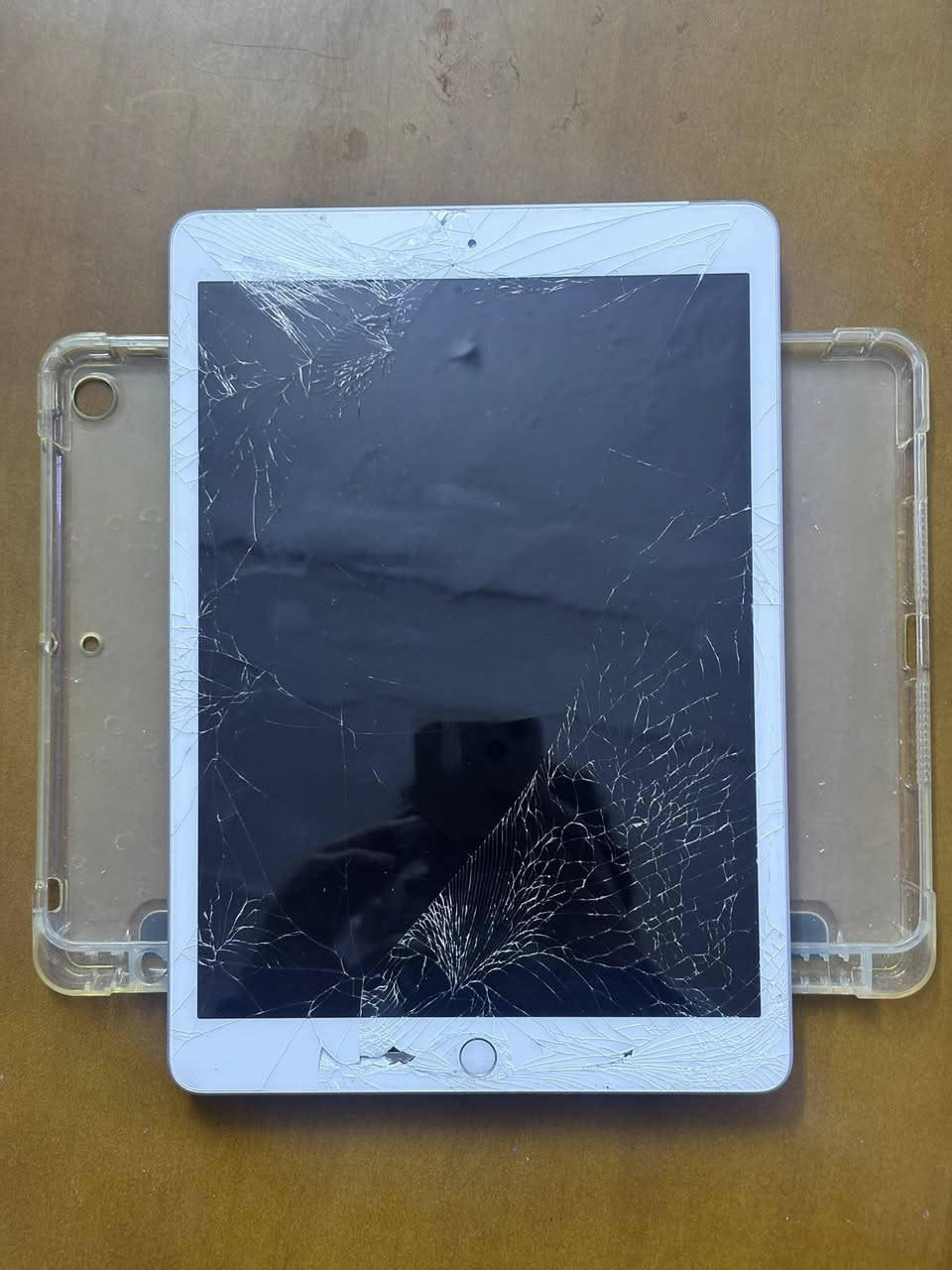 ايباد 9 ذاكرة 32 شاشته مفطرة بس مابيها مشاكل باللمس ولا مبدل بي قطعة ب 160 قفل ***********
