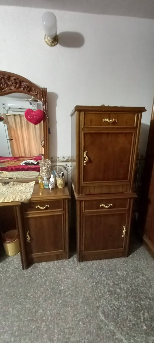 السلام عليكم ..عندي غرفة نوم اخشاب للبيع غرفة مسويها تفصال صاج وقوية وضخمة شاهد الله غرفة نظيفة وشخط مابيها للاتصال على الرقم *********** ابو علي
