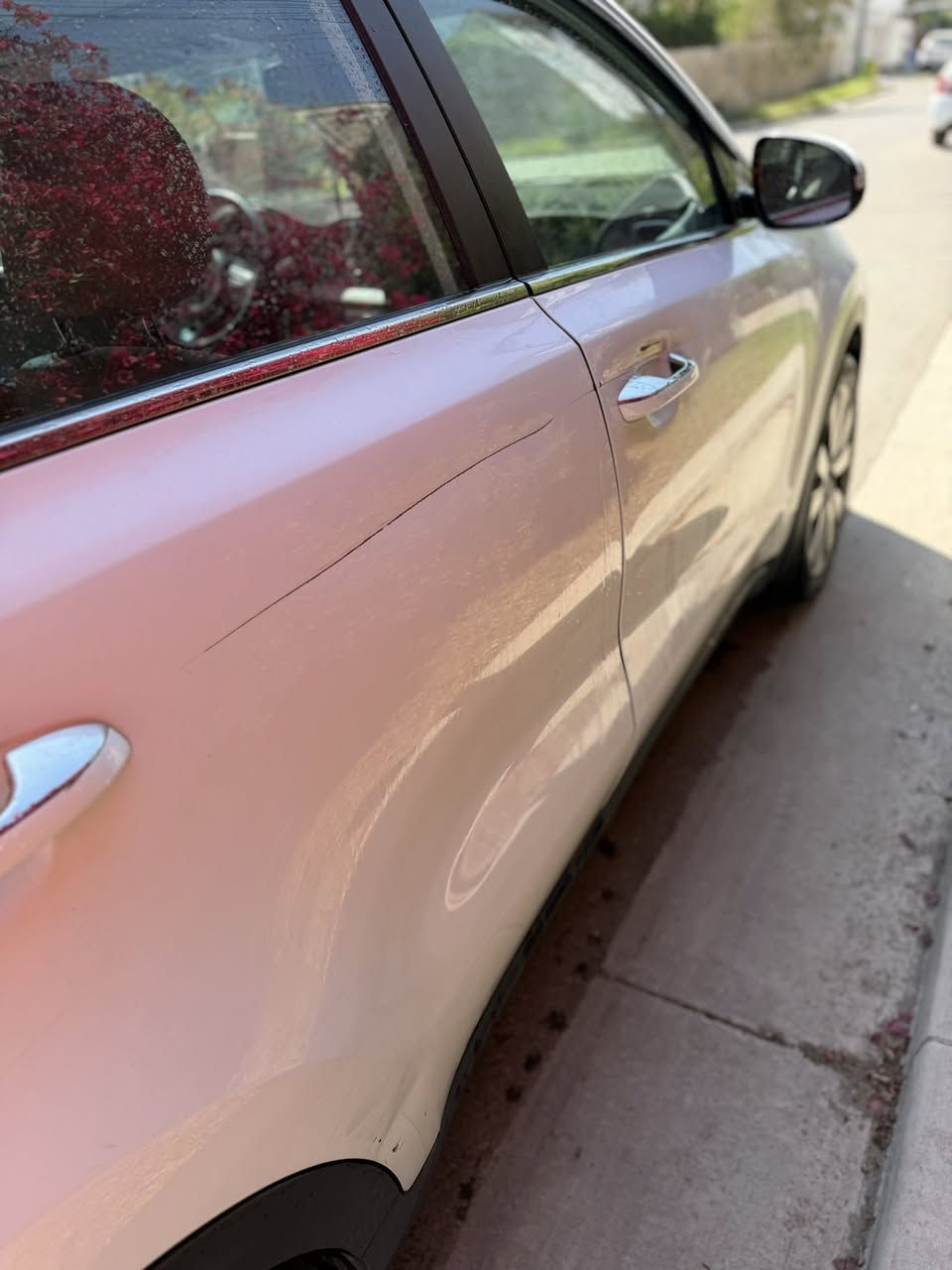 السلام عليكم للبيع سبورتج موديل 2017 خليجي مواصفات: بانوراما .حساسات خلفية :هاند بريك قدم :3 وضعيات قيادة: مري شفط :كاميرا خلفية : ويل كروم : بيها ملاحضات بسيطه شخط بين بابين ورصعه بجاملغ مكانه بغداد حي الخضراء  السعر:178 وبيها مجال / ***********
