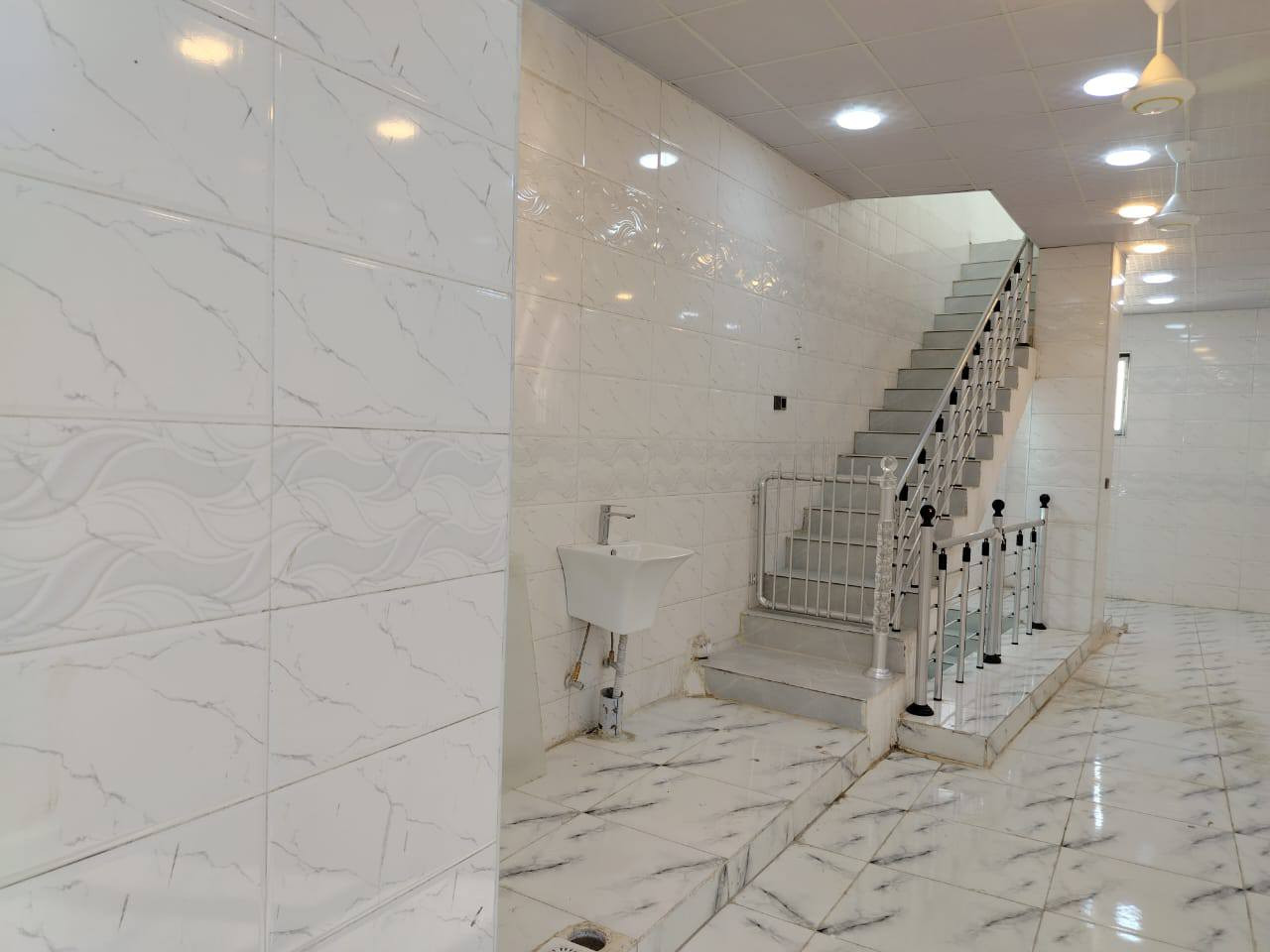 شقه للايجار جديدة طابق ثاني كافة الخدمات بيها شارع الاعمار قرب محلات قاسم الخفاجي مكلف بالنشر  للتواصل مع صاحبها ***********
