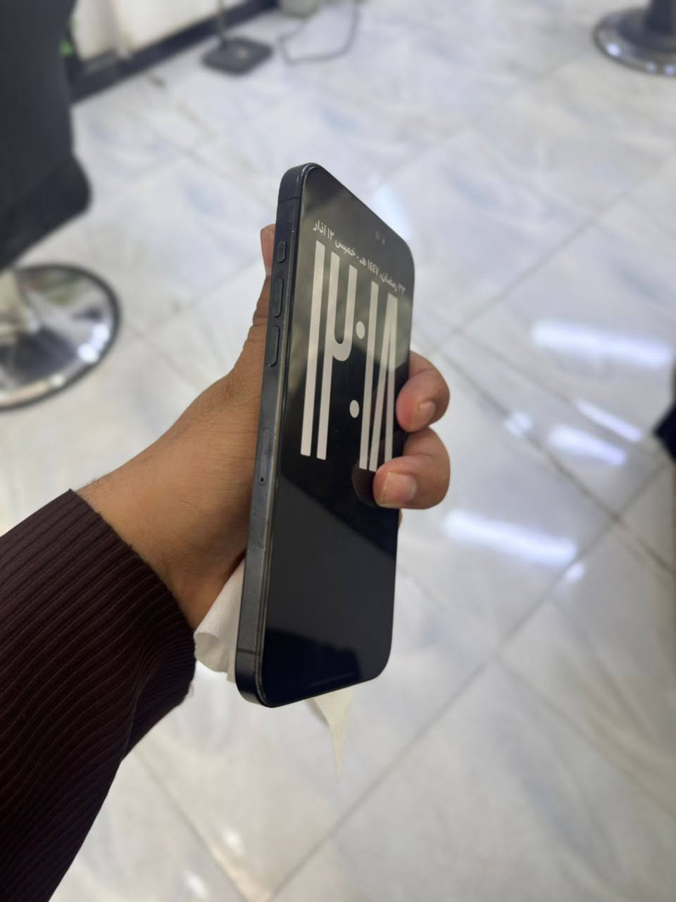 السلام عليكم ١٥ برو ماكس 
واحد تيره 
بطاريه ٨٦ جهاز نضافه فول مبدل شاشه اصليه شرط اصليه كلشي شغال شرق أوسط الجهاز سعره ب٩٠٠ الشراي يتصل و بالخدمه 
***********
