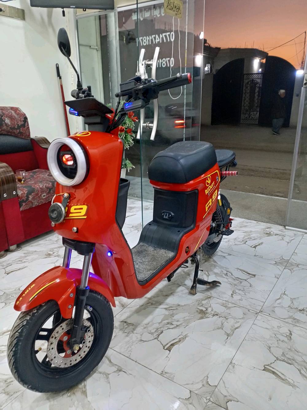 دراجة كهربائية R9 حمراء اللون بحالة جيدة ومناسبة للاستخدام اليومي. تصميم مريح ومجهز بمقعد مريح ومرايا جانبية. مثالية للتنقل داخل المدينة. تُباع لأسباب شخصية، والبيع بشكل فوري.