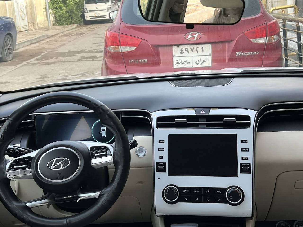 هونداي توسان للبيع موديل 2024 خليجي اللون ابيض /بغداد ماشيه 41 الف 
المواصفات :
1. المحرك 2000 
2. كاميرا خلفيه 
3. حساسات امامي 
4. حساسات خلفيه 
5. شاشه وسائط 
6. عداد الدشبول ايباد 
7. ابل كار بلي 
8. اوامر صوتيه 
9. كشنات الاماميه كهرباء 
10. هند بريك دكمه 
11. 3 وضعيات قياده 
12. نزول منحدراء 
السياره فول عدا البانوراما بدون صبغ 
فقط ضربه خفيفه بالصندوك الخلفي وراجع بارد 
السعر 22000 الف وبيها مجال 
الاستفسار الاتصال *********** 
مكانها بغداد الدوره
