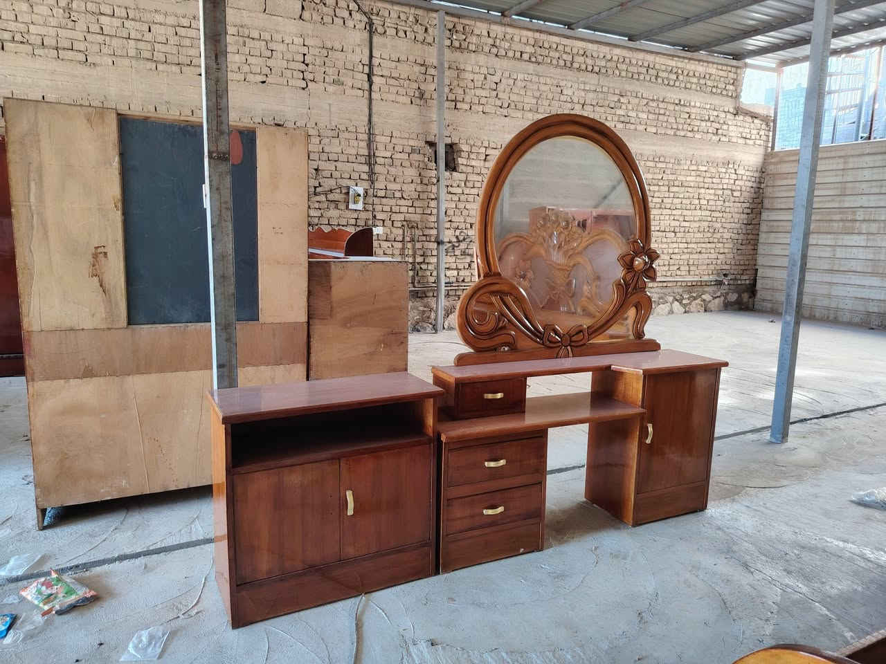 #للبيع 
غرفه السعر 650
بوفيه 3مترات ونص حطاطه درجه اولى السعر 250

العنوان 
الرمادي_ الخمسه كيلو_ الشارع الخدمي_ مقابل زنود الست الحمداني 
للتواصل
***********
