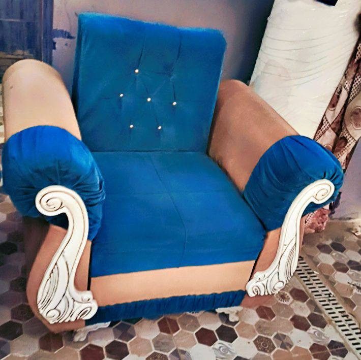 تخم مستعمل خمس قطع عشر مقاعد للبيع نظيف مابي ضرر ب200الشراي على الخاص او يتصل *********** الديوانيه على طريق الاسكان
