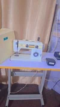 مكينة خياطة • نضيفه • شغالة