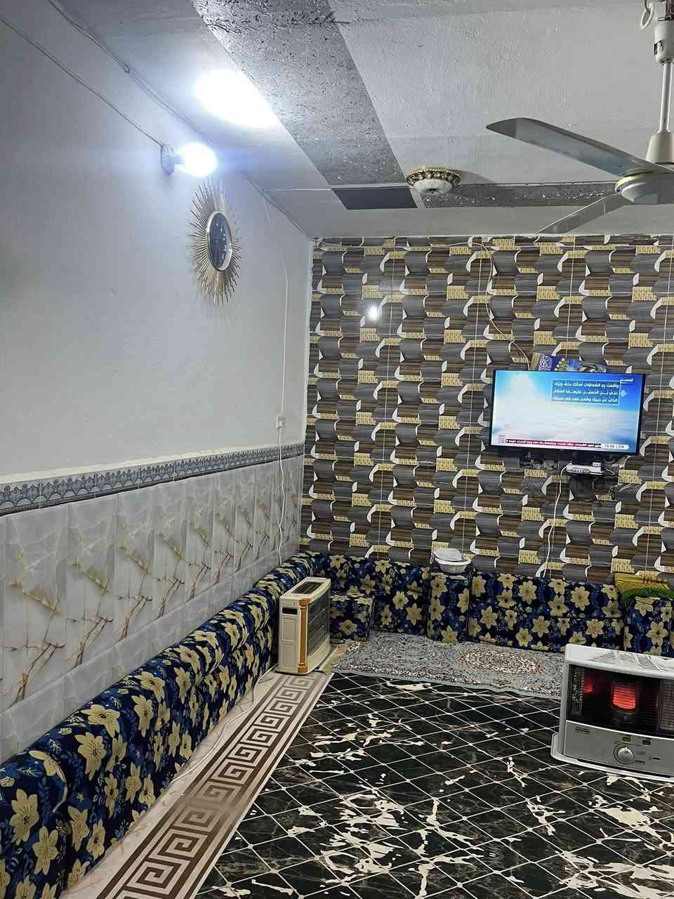 سلام عليكم 
الدار البيع 
حي العسكري شارع الصب قرب مولد ياسر 
المساحه ٢٠٠ متر 
٣ غرف ستقبال وصاله ومطبخ 
الستفسار *********** وتساب
