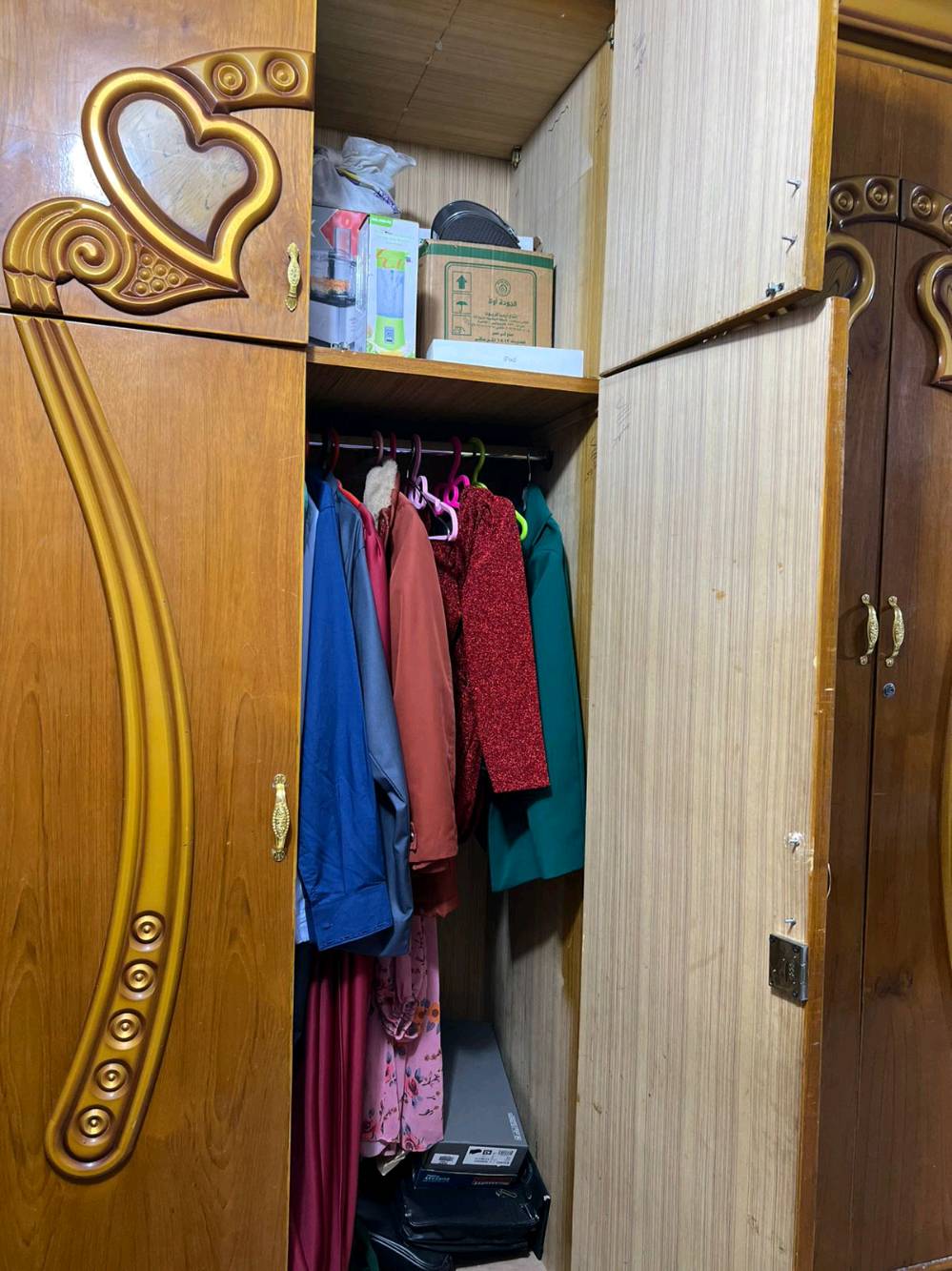 غرفة نوم خشبية أنيقة تتميز بالتصميم التقليدي والراقي مع نقوش قلبية جميلة على الخزانة والسرير. تحتوي على دولاب كبير مع مرايا أنيقة، بالإضافة إلى تسريحة مع مرآة واسعة تكمل جمال الغرفة. تُعد الغرفة مثالية لمن يحب الطراز الكلاسيكي وتناسب أي ديكور منزلي. حالة الخشب جيدة وتصميم الأثاث يضفي طابعاً مميزاً لأي غرفة نوم.