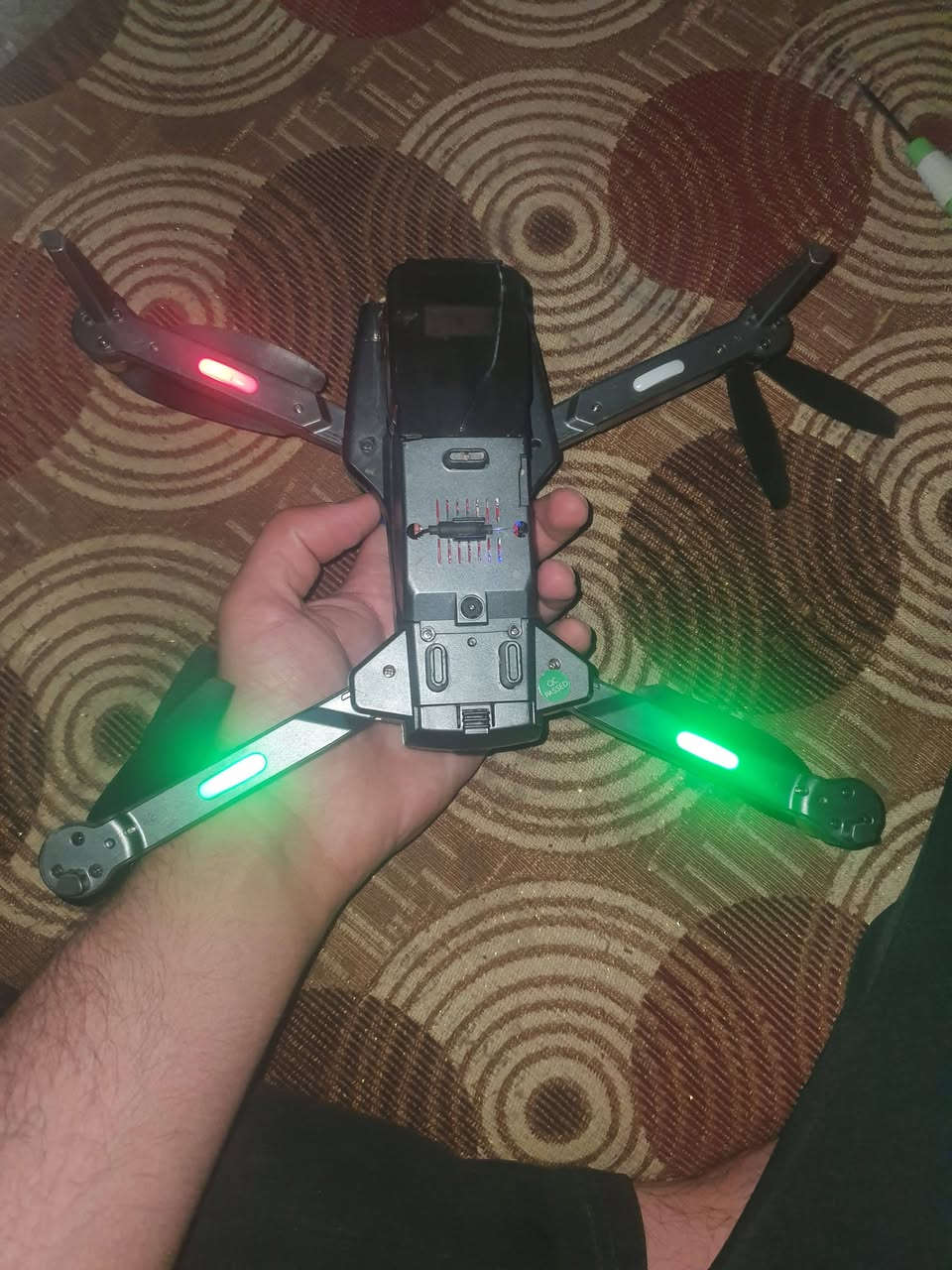 درون L600 برو ماكس كمبل مو عادي
صار ٣ اشهر من فتحتها من الكارتون طيرتها وما اعرف بيها وكعت وصار هاي الشخوط موضحة بالصور 
ابيعها ب١٢٠ قفل مع جنطة وكارتون للعلم الجديدة من ١٨٠ الى ال٢٥٠ تصل حسب الي يبيع
ملاحظة االضوء مالها واير مقطوع مو عاطل ينلحم بالفين دينار لكن ما عندي وقت اوديها
وهذا تصويرها تجي تفحص واطيرها كدامك وتشوفها بعينك


**إذا كنت صاحب هذا الإعلان وتريد حذفه لأي سبب، رجاءا أرسل رسالة إلى الدعم الفني**