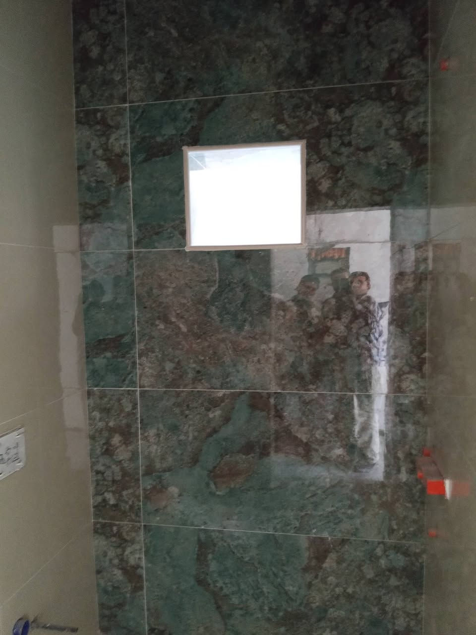 كادر مصرى لتركيب البورسلين والمرمر والبايات والكاشى والجدران والالواح شغل درجه اولى التزام بالعمل للتواصل ***********
