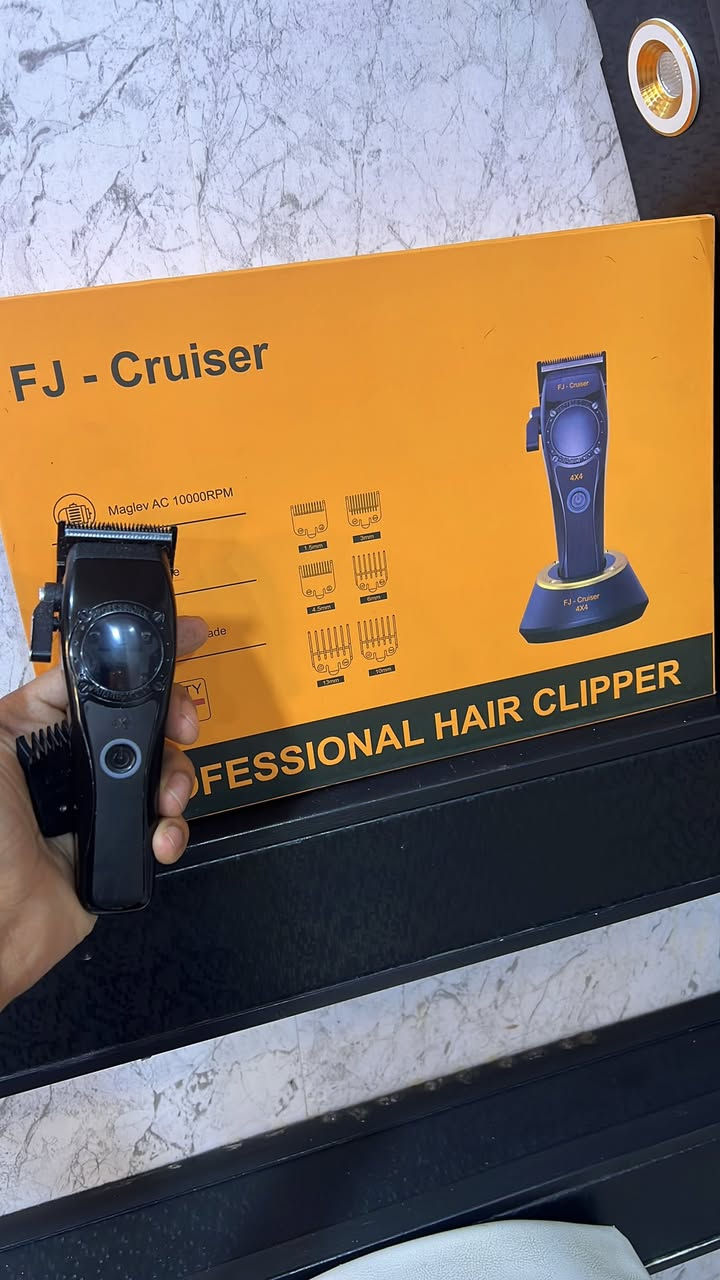 متوفر مكائن حلاقا // ول ماجك كليب ماويها اي شي حته شاحنه ماويها بس شغال ومحركها يخبل من ذن القديمات  

وثانيه  تقليد الفراري كلش خوش مكينه 
بس انه متعود ع لول 

قيم بل يرضا الله وبخدمتك 
  
مكاني بصره 
 

***********
