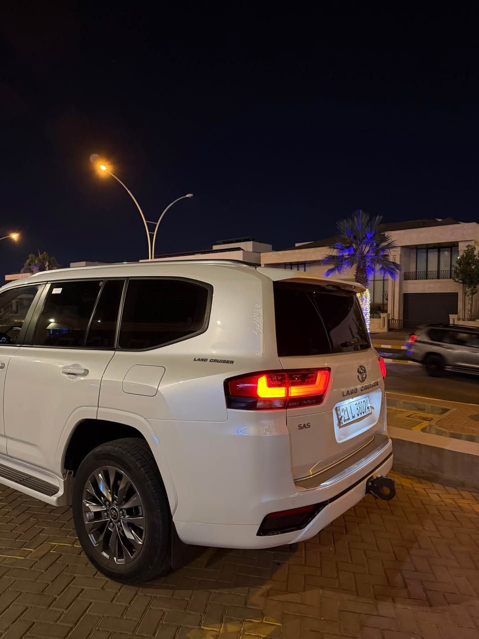 Land Cruiser 2023 ( GXR - SAS ) 
40 KM 
کتاب جام ڕەش 
ڕەقەم بۆ ڕەقەم بە شەرت نوکە دەرزی پێوە نییە 
گێڕ و مەکینە و کارەبای بە شەرت لەسەر دەقی شەریکە ماوەتەوە 
سەیارەکە یەک دەستە 
شوێن : سلێمانی 
ڕەقەم مۆبایل : *********** السليمانية, العراق
