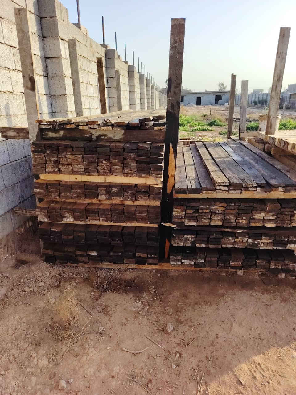 سلام عليكم قالب خشب للبيع نظيف جدا المجموع ٦ ونص مكعب التفاصيل ٣ مكب لوح تارس روسي ٤ متر دكة وحدة امانة الله ورسولة + مكعب لوح هم ابو ٤ بس مستخدم شي قليل +مكعبين سير دكة وحدة بيهن ٣٠ سير ابو ٤ متر و٤٠ سير ابو ٣ متر وبيهن ابو المترتين ومقاصير ابو المتر المهم السير مكعبين + نص مكعب لوح ٣ متر 
المكان بغداد سبع قصور الاوسمة
***********
