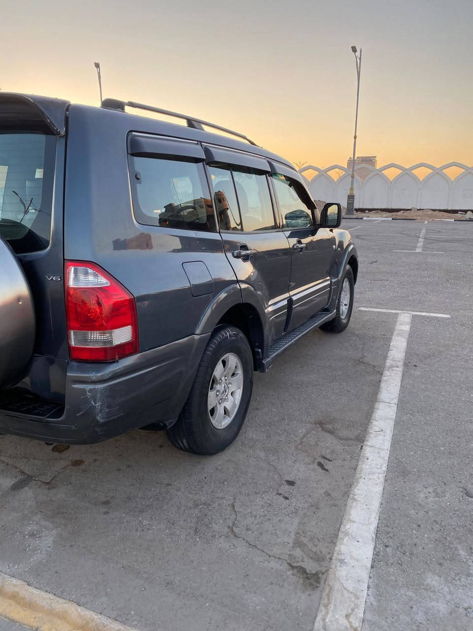 السلام عليكم رمضان كريم سياره مسيبوشي بايجيرو موديل  2006 بسمي السياره مكينه وكير وكسن شرط تخم تاير جديد  حداديه جديد  بور ومشط  ع ايدي امبدلهن  كهربائيات كله شغاله تبريد تدفئه شغال  سياره مكفولة من ضربه والفتح والتبديل بيه 3قطع صبغ  سونار موجود السعر 87 بيهه مجال قليل بل عافيه ع ياخذهه  رقم *********** أو ***********
