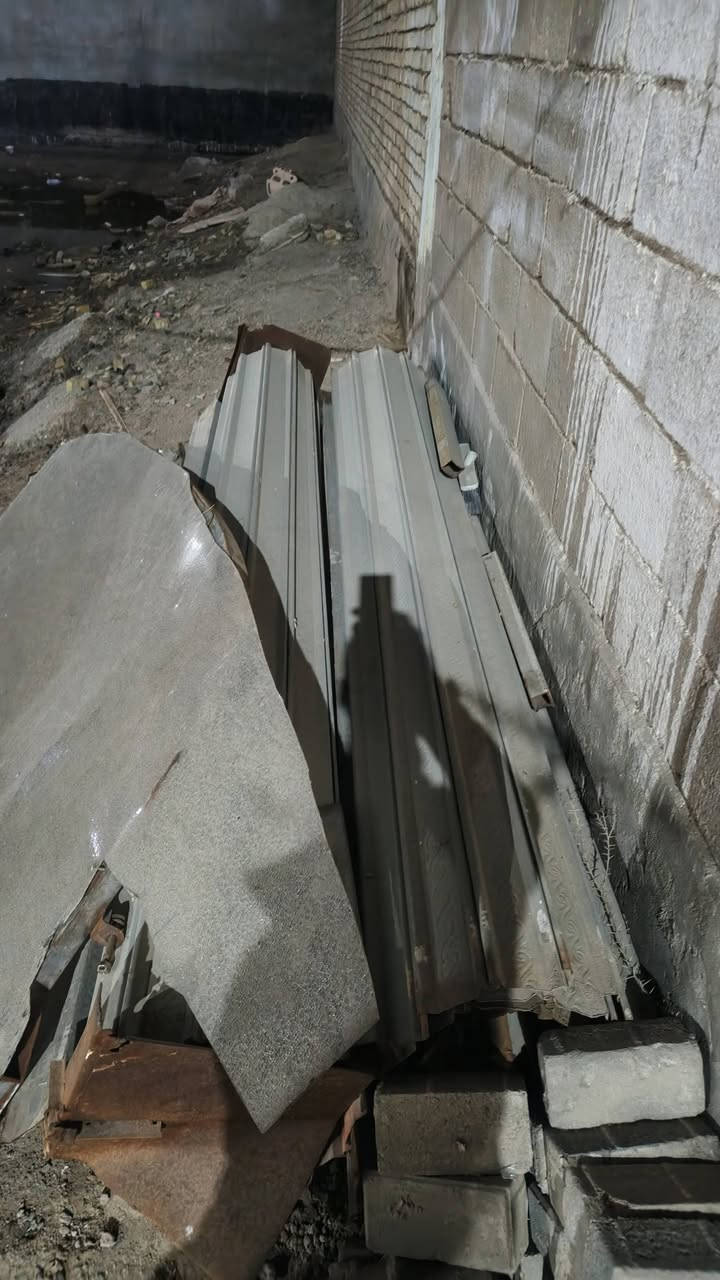 جام ١٠سانتيم ٨متر وبيبان اثنين مترتين 
وكبنكات ثنين نضاف للبيع بسعر مناسب العنوان البصره   رقم الهاتف ***********
