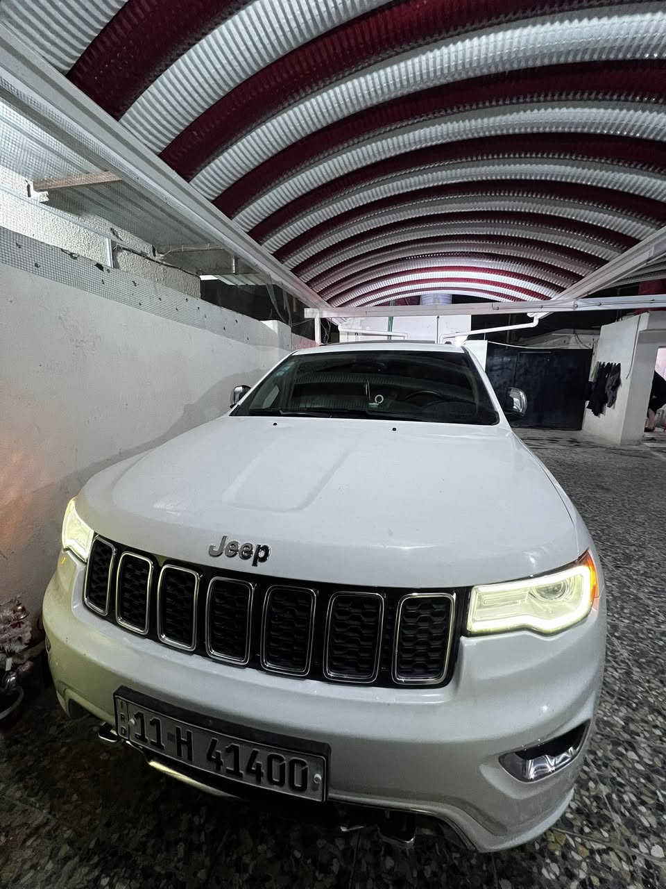 السلام عليكم  البيع سياره جيب لمتت  فولل موصفات واحد على واحد سياره جديده بمعنى الكلمه تخم تايرات حداديه كير كلى كفاله محرك 3600 كير طياره  سياره رقم بغداد مميز باسمي تحويل ثاني يوم كشنات حضن  سياره 5راكب دفع رباعي 
السعر 185 وبيهه مجال 
العنوان البصره الزبير مركز المدينه 
الرقم الهاتف ***********
