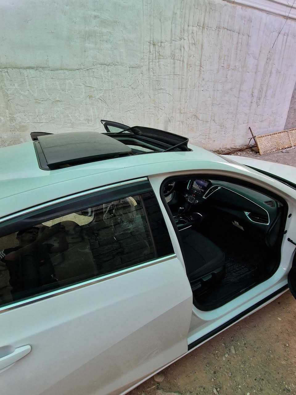 LT2  فول مواصفات موديل 20 بدون صبغ ولا بارد. بعدها بريحة الشركه سياره مابيها صوت  شرط اخويا.   السعر 125 وبها مجال. لطيبين  ***********.      *********** عنوان موصل.  داخل

