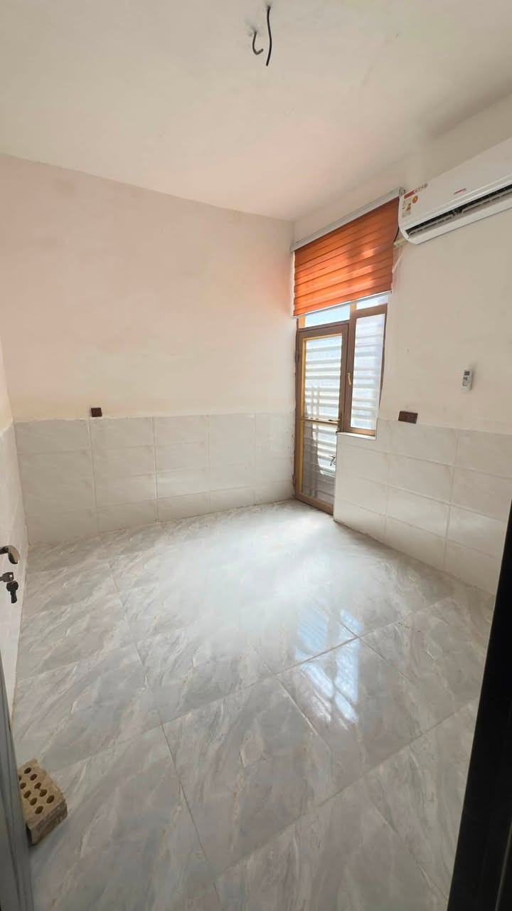 بيت طابقين  للبيع ما مسكون نهائياً يعني جديد بناء حديث كربلاء خلف باب طويريج بي سبلت و سخان و ماطور و برد سحب و بي كهرباء مساحته ٥٠ منطقه سكنية راقية بيت يصلح حسينيه و سعرة ١٠٥ بي مجال للتعامل طابو زراعي سند ٢٥ للاستفسار الاتصال على الرقم او التواصل خاص 
***********
