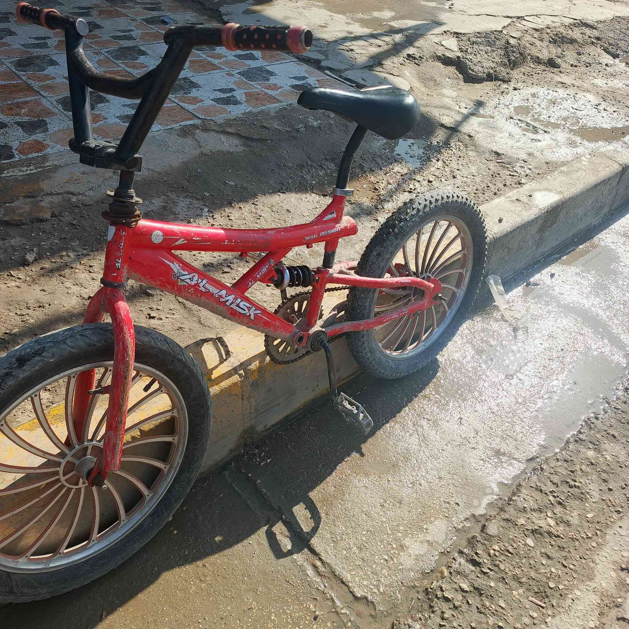 متاح بيسكل جبلي بيءم اكس البيسكل درجة اولى كلش نضيف بس بي طين اذا انغسل يطلع كلش حلو ريدة 75 الف وبي مجال  للتوصل *********** المكان كربلاء المقدسه العطيشي قرب كليت الزراعه
