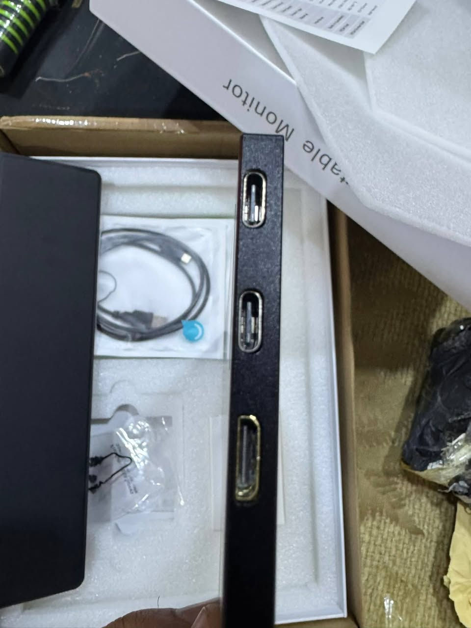 شاشة محمولة حجم 15.6 انج 
تحتوي على ثلاثه منافذ
1_تعرض من التليفون على الشاسه
2_تعرض من الابتوب على الشاشه
3_ينربط عليه سلايت او تيفي بوكس
سعرها مناسب جدا ٧٥ الف في بابل
لا يوجد توصيل


**إذا كنت صاحب هذا الإعلان وتريد حذفه لأي سبب، رجاءا أرسل رسالة إلى الدعم الفني**