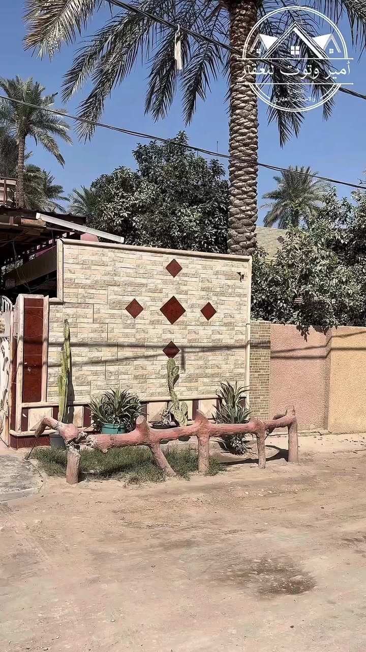 السلام عليكم ورحمة الله وبركاته

يُقدم لكم مكتب أمير وتوت للاستثمار العقاري فرصة سكنية مميزة في موقع هادئ ومطلوب.

📍 الموقع: شارع 100 قرب جسر المشاة،
ويبعد عن الشارع الرئيسي حوالي 150 متر فقط، ما يوفر هدوء السكن وسهولة الوصول في نفس الوقت.

🏡 تفاصيل العقار:
دار بمساحة 500 متر مربع يتميز بواجهة جميلة وبيئة هادئة.

يحتوي العقار على طارمة كبيرة وحديقة واسعة مليئة بالأشجار الجميلة، مما يمنح المكان أجواء طبيعية مريحة ومثالية للعائلة. 🌳

الدار مكون من طابقين بتوزيع مريح وعملي:

🔹 الطابق الأرضي:
يضم غرفتي نوم كبيرتين،
وغرفة جلوس مريحة،
وغرفة ضيوف واسعة،
بالإضافة إلى مطبخ واسع يتكون من مطبخ حار ومطبخ بارد لتوفير أفضل استخدام يومي.

🔹 الطابق الثاني:
يتكون من غرفتي نوم كبيرتين بمساحات مريحة.

💰 السعر مناسب ومميز مقارنة بالموقع والمساحة.

📞 للاستفسار والتواصل:
على الرقم: ***********
متوفر الاتصال المباشر أو المراسلة عبر الواتساب.

📍 كما يسعدنا استقبالكم في مكتب أمير وتوت للاستثمار العقاري
العنوان: شارع 40 – فرع حلويات السنبلة.

✨ فرصة جميلة للسكن والاستثمار… لا تفوتوها.
   #السعر #الموقع
