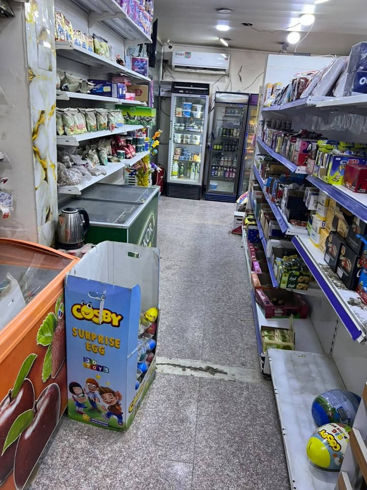 سلام عليكم  اعادة نشر 

ماركت للبيع 
تحتوي على ٩ عارضات ٦  اليه ٣ شركه

وعلي ٥ بطحيات ٣  اليه ٢شركه

٢ سبالت ٢ طن 

مخزن خارجي 

الموقع البنوك 

٣ محلات ايجار ١٣٠٠

ركن مقابيله مدرسه و٢ افرع 

شغله قبل ٩٠٠   ٨٥٠ 

حاليآ بيه فراغات ونقص يرادله مسواك فقط 

دخله ٤٠٠

معروضه ب ٢١  
استفسار ***********
