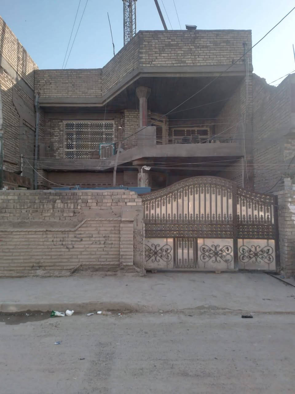 سلام عليكم  بيت بل رشاد للبيع بشارع التانكي طابو صرف المساحه 200مترقاطين وبي اربع غرف نوم واستقبال وهول وصاله ومطبخ حار وبارد  علي شبكة عراقنا بي راتب سنوي سبع ملايين ونص وبي كهرباء ٢٤ ساعه مولد كبيره وسحب ٦٠ امبير الاشتراك على الشركه هم يدفعو وطنيه خير من الله للأستفسار الاتصال على الرقم ***********
