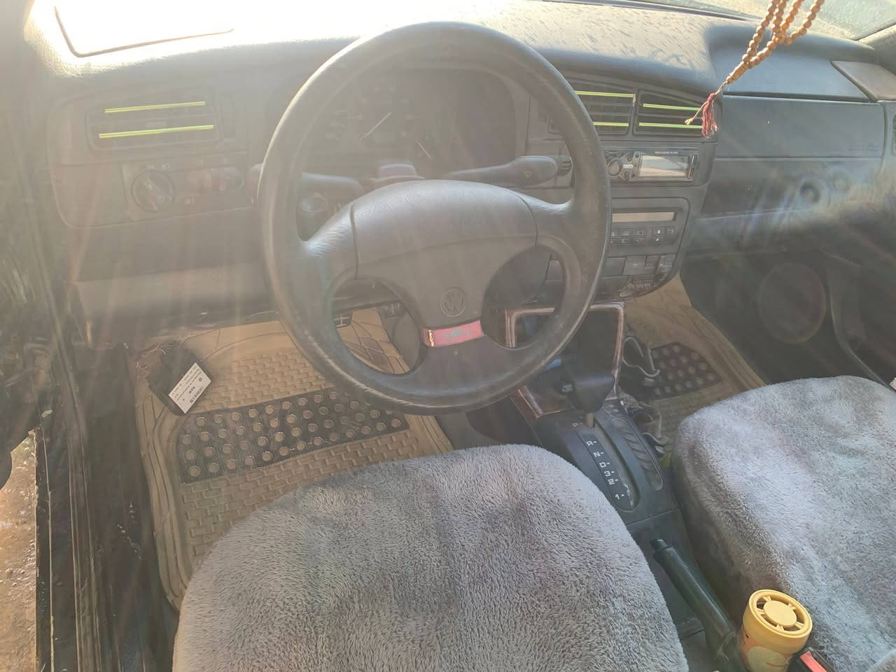 للبيع: فولكس واجن كولف (Golf Mk3) موديل 1995 🚗
السلام عليكم إخواني.. معروض للبيع سيارة كولف ستيشن وجاهزة للاستخدام
رقم وسنوية جديدات 
السعر المطلوب 27 ورقة 
 المحرك: حجم 2.0
 ناقل الحركة (الكير) أوتوماتيك ميكانيك (شغال تمام وبحالة ممتازة)
السيارة مغلفة بالكامل عازل صوت وحرارة 
الكهربائيات: تم ترتيب ضفيرة وكهربائيات السيارة بالكامل، وكل شيء شغال وبدون أي مشاكل أو أعطال.
 فتحة السقف (السلايد روف): تم تبديلها بجديدة، وتعمل الآن بكفاءة وبشكل ممتاز.
 تم تغليف سقف السيارة 
 تم تغليف التكم الداخلية بالكامل لتتناسق مع الغرفة

بيهة نواقص بسيطة للي يحب يكمل 
1- التبريد 
2- والابطاين الداخلية شوية تعبانات 
3- والصبغ الخارجي كدام عينكم


**إذا كنت صاحب هذا الإعلان وتريد حذفه لأي سبب، رجاءا أرسل رسالة إلى الدعم الفني**