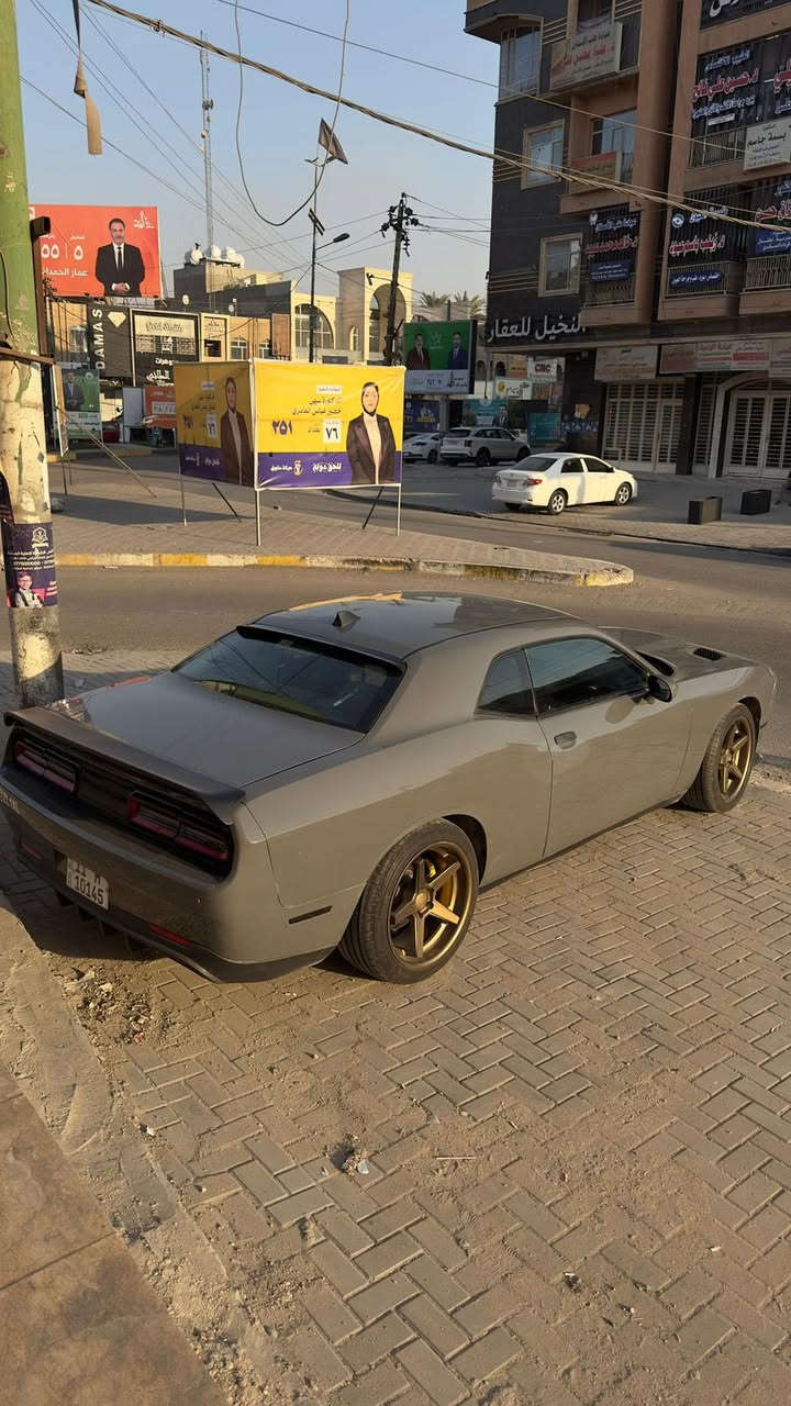 جالنجر ١٨ للبيع
اللون: اسمنتي 
سنه الصنع: 2018
الفئه: sxt
المواصفات: شاشه وسط كشنات لون احمر (نص مواصفات)
الإضافات:ويل روهان اخر اصدار لون شمباني اصل مو صبغ ٦٠٠ دولار 
عدسات متغيره ٩٩ وضعيه LGP ٢٥٠ دولار
جنح srt
شفقه srt
ديفيوزر srt
دواسات srt 
لحيه srt
كفارات مري كاربون فايبر
بنيد ٣ فتحات helcat
دعاميه helcat
(السياره متصرف عليها ربع دينار مكانيكا وشكليا مرتبه من الدعمية للدعامية) 
((((((السياره بيها قطع صبغ ابيع عام سونار موجود )))))) 
                للبيع 
 مكان السيارة بغداد الغزاليه 
***********
السعر 135 وبيها مجال
