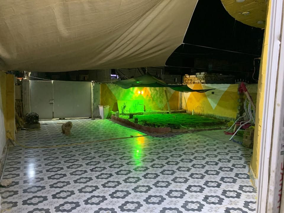 السلام عليكم بيت للبيع العنوان حي الجامعه نهاية شارع 20 او حولي حجي هندي قرب مولدة مهند البيت بناء جديد سنة 2022 كونكريت مسلح التفاصيل مذكوره داخل الصور مع ممر داير البيت بالاضافه الى الغرف عدد2 مساحة الغرفه الوحده 4x4 مع بيتونه على كبر الصالة تصير غرفه او مخزن 
السعر 85 مليون وبي مجال للتواصل ***********

